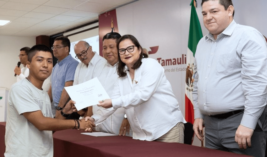 CERTIFICAN A ESTUDIANTES DE LA UNIVERSIDAD TECNOLÓGICA DE ALTAMIRA EN EL IDIOMA&nbsp;INGLÉS