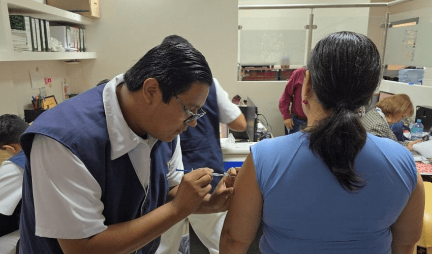 Invita SST a vacunarse contra influenza, COVID-19 y&nbsp;neumococo